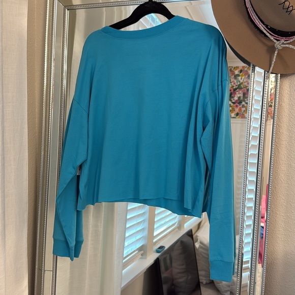 Disney Aulani Exclusive Aloha Life Minnie Mouse Sequin Long Sleeve Cropped Tee - Picture 5 of 5